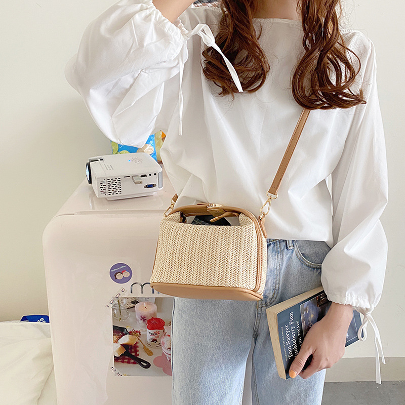 2026 Summer New Woven Straw Handbag Casual Vacation Handheld Bag Single Shoulder Crossbody Bag