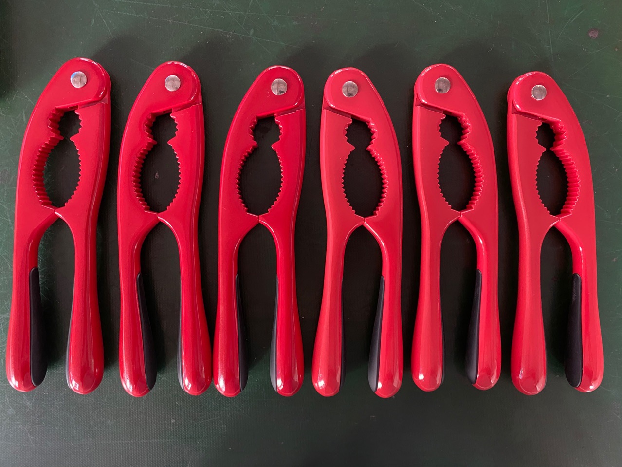 Kitchen Gadget Christmas Red Series Bottle Opener Can Opener Garlic Press Walnut Cracker Peeler Luxury Gift