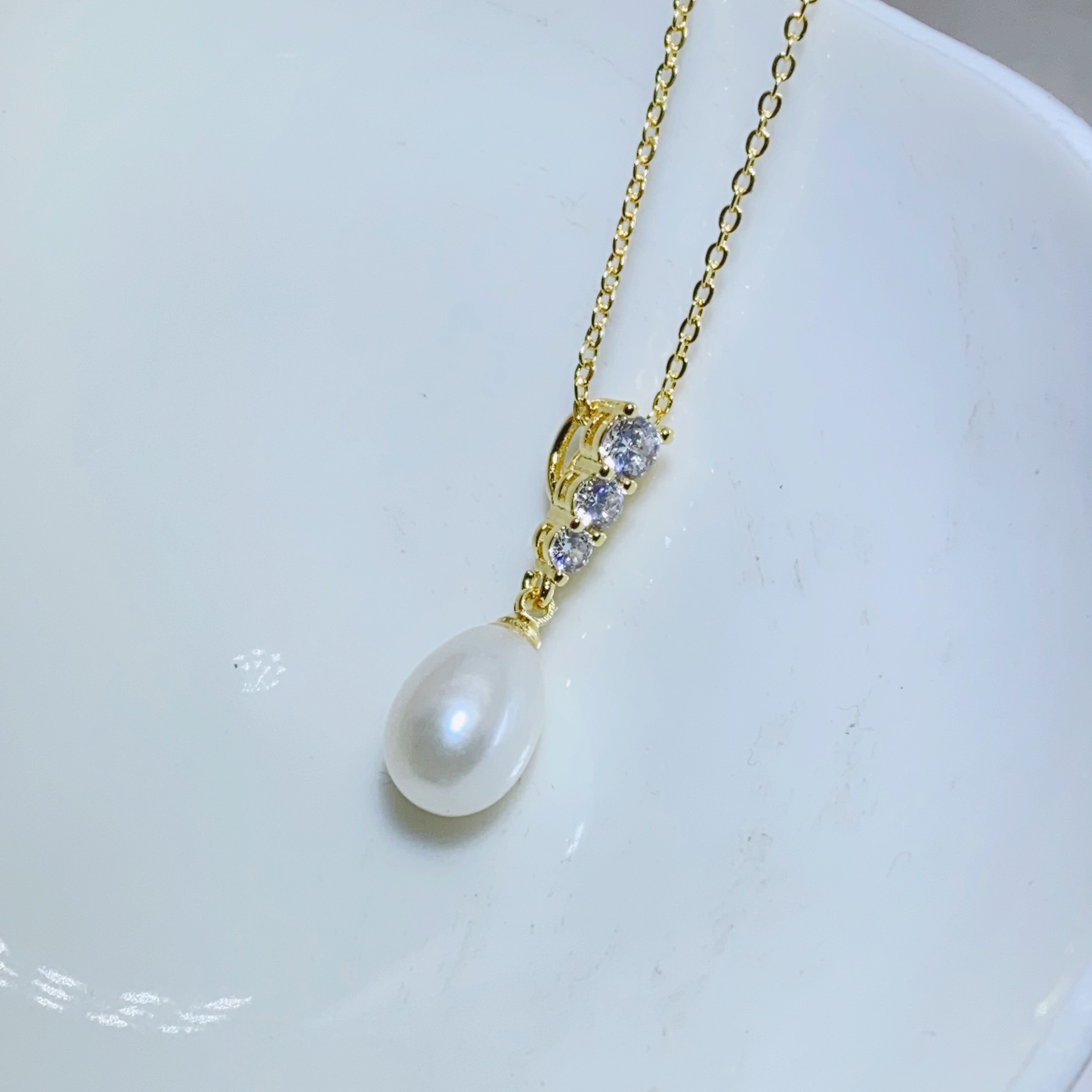 Simple Small Fresh Freshwater Pearl Small Goldfish Pendant Necklace Niche Collarbone Chain