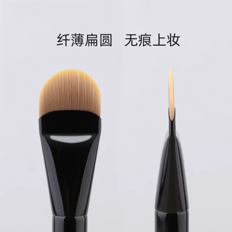 New flat round foundation brush Cangzhou makeup brush large tongue type no powder absorption mask brush foundation liquid makeup tool