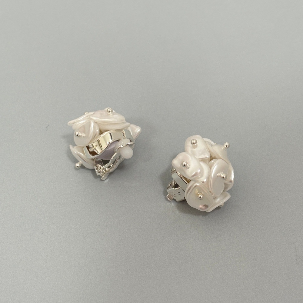 Camellia earrings for women, cool metal style niche ear clips, simple sweet woven pearl earrings