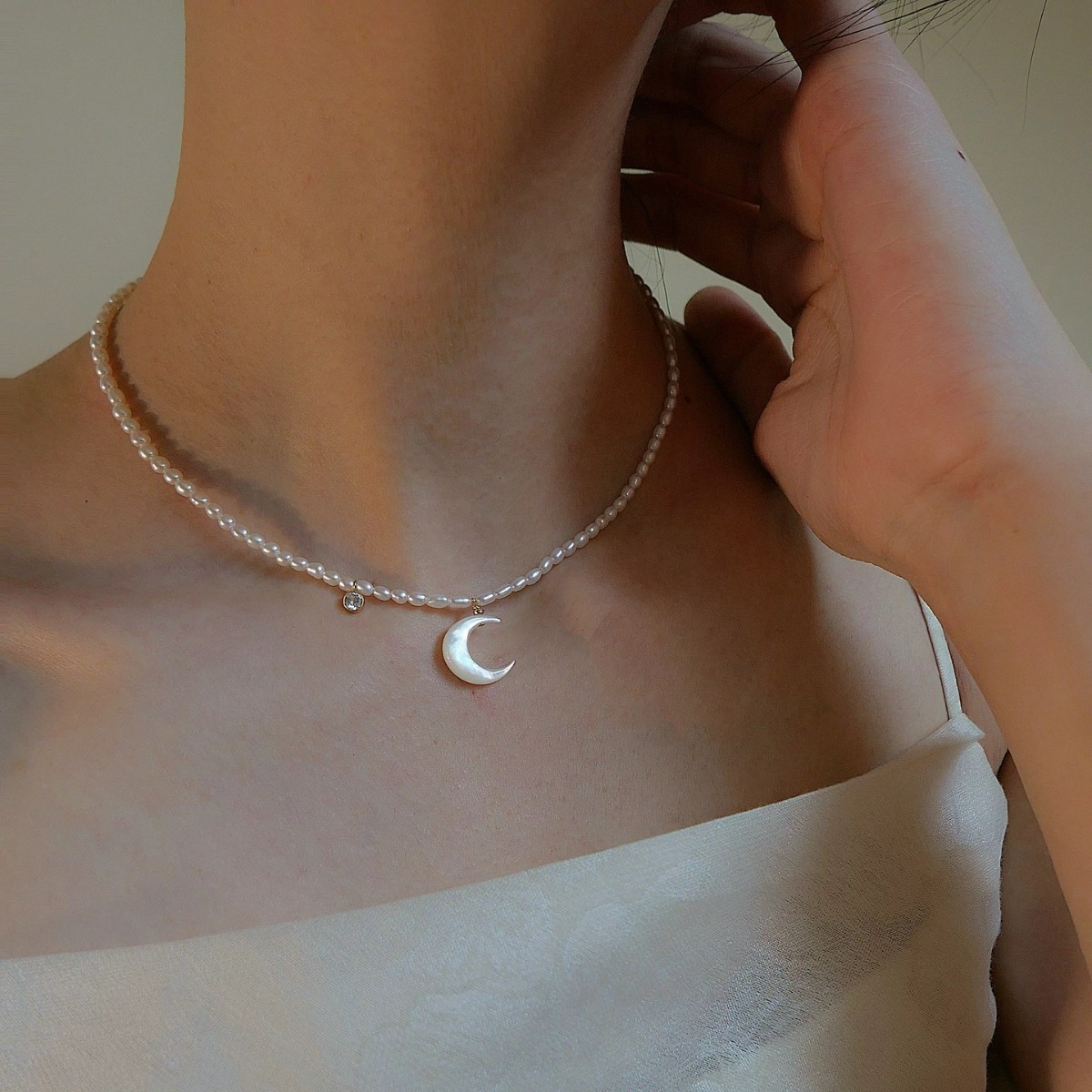Moon white mother-of-pearl pearl necklace natural women's collarbone chain pearl bead necklace niche accessories