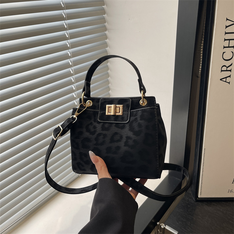 Single shoulder casual small square bag simple 2026 early spring new crossbody bag
