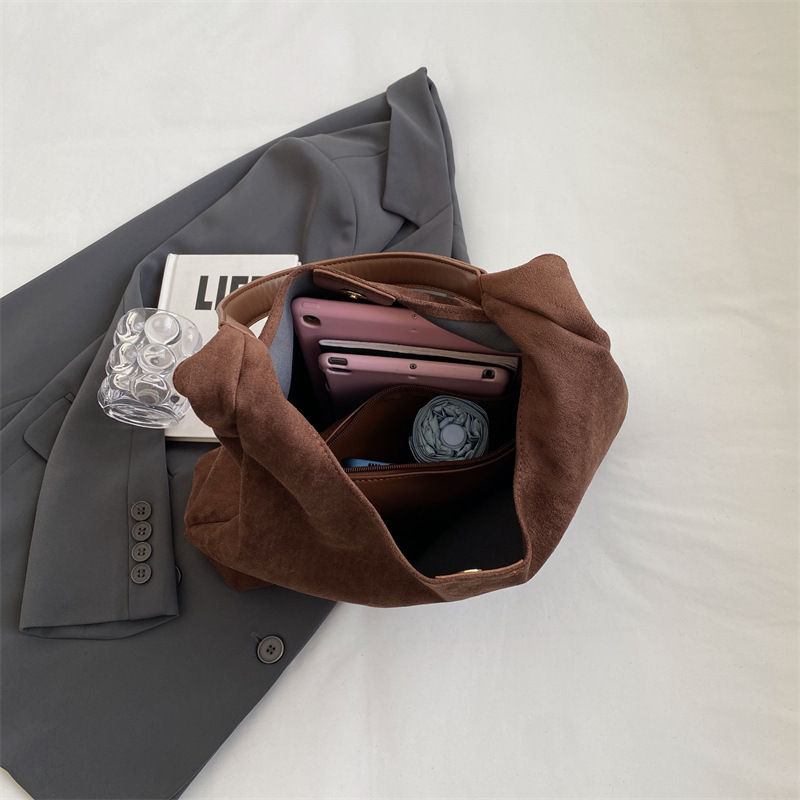Leisure commuting large capacity bag women's 2024 new autumn winter deerskin velvet tote bag niche single shoulder bag