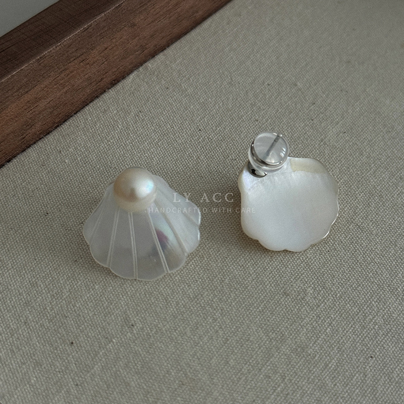 Natural White Butterfly Shell Pearl Stud Earrings Gentle Iridescent Mother-of-Pearl Fan-Shaped Earrings Beach Vacation Style Earrings
