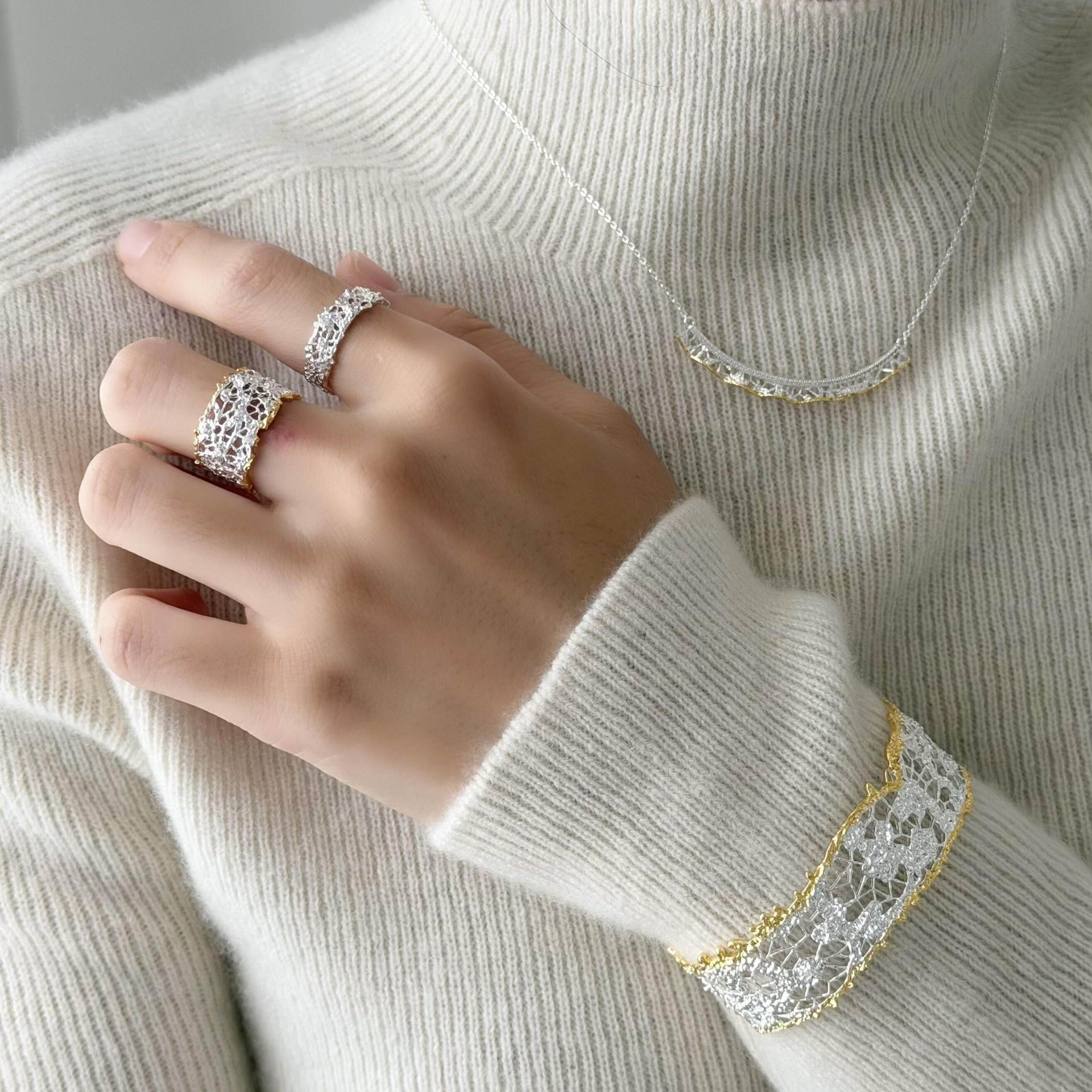 Exclusive 2026 New Levis Lace Gold Edge Open Ring Women