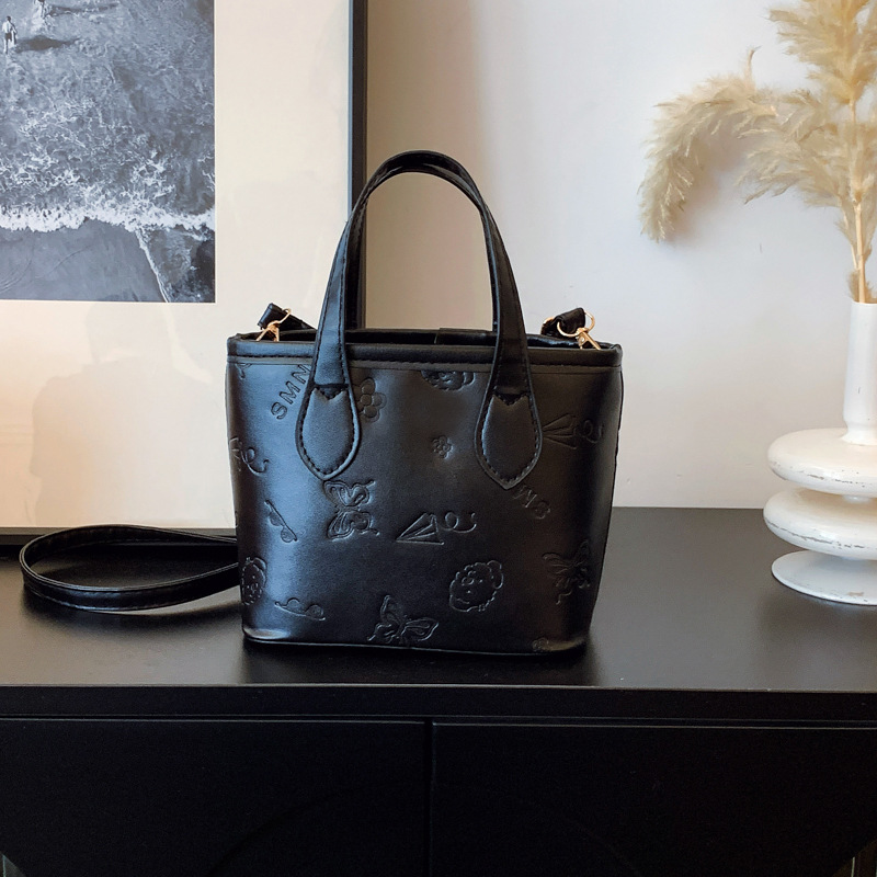Large Capacity Women 2025 New Spring Texture Handbags Shoulder Bags Butterfly Embossed Commute Bucket Bags