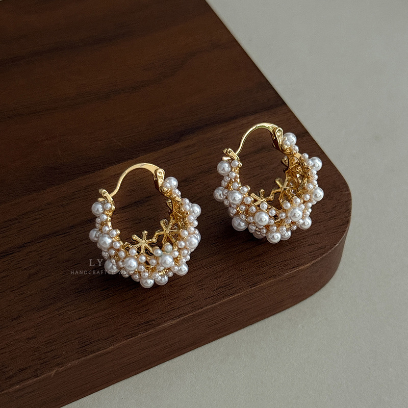 White Ball-Shaped Flower Cluster Stud Earrings Natural Romantic Daily Three-Dimensional New Exquisite Fresh Feeling
