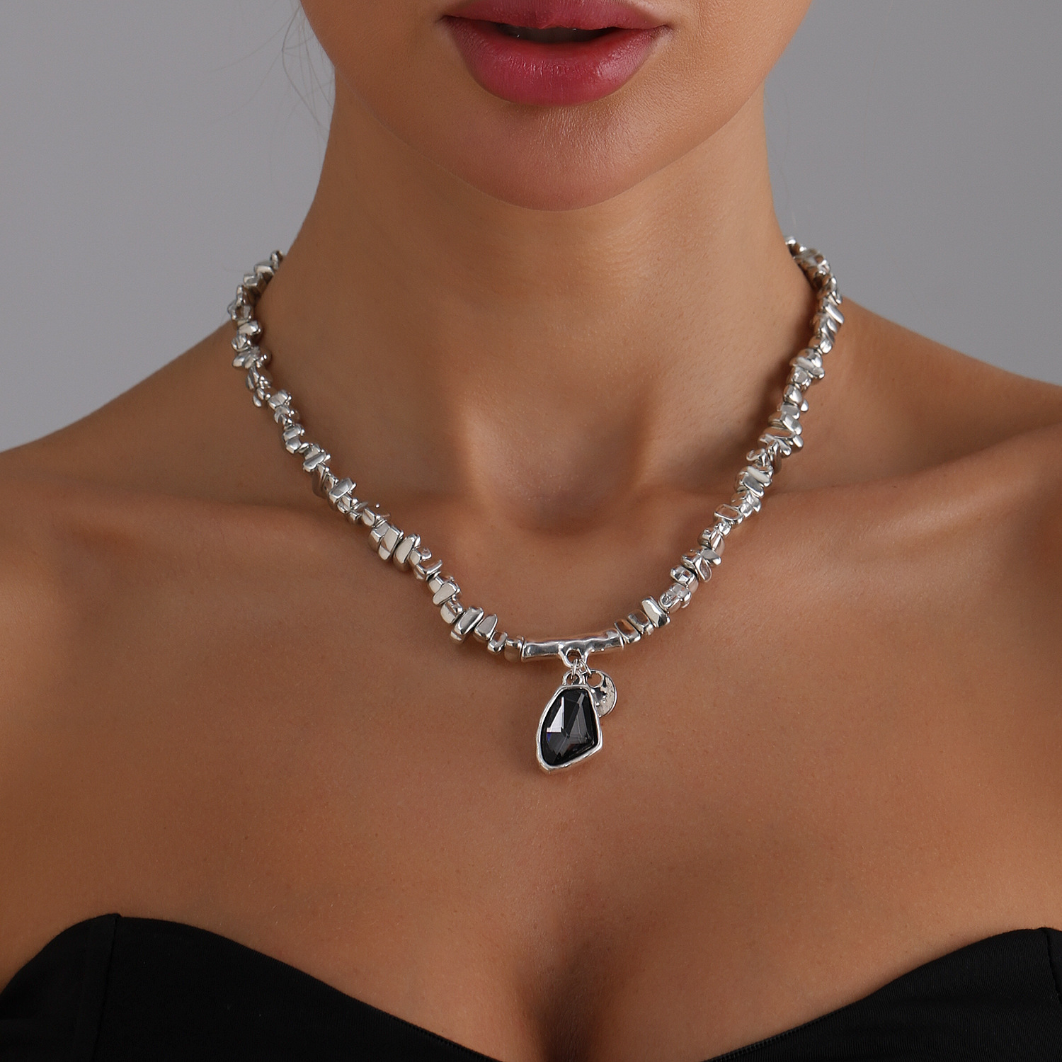 Accessories Elegant Faceted Metallic Shiny Pendant Necklace for Women Necklace Set