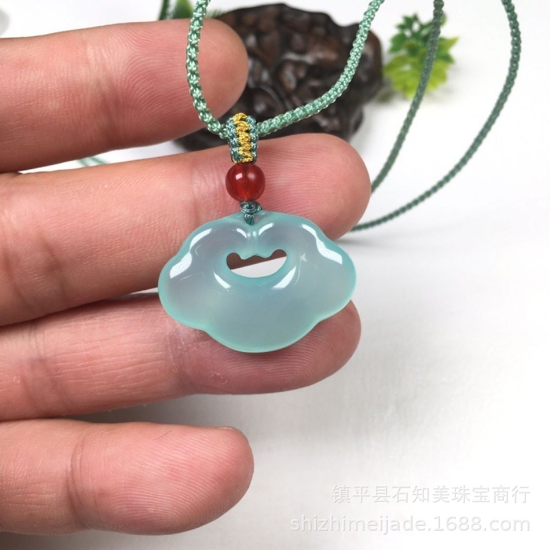 绳子随机配送 · 蓝玉髓祥云锁约30*20mm