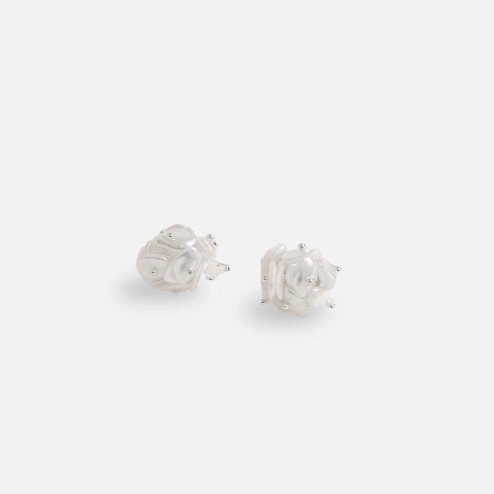Camellia earrings for women, cool metal style niche ear clips, simple sweet woven pearl earrings