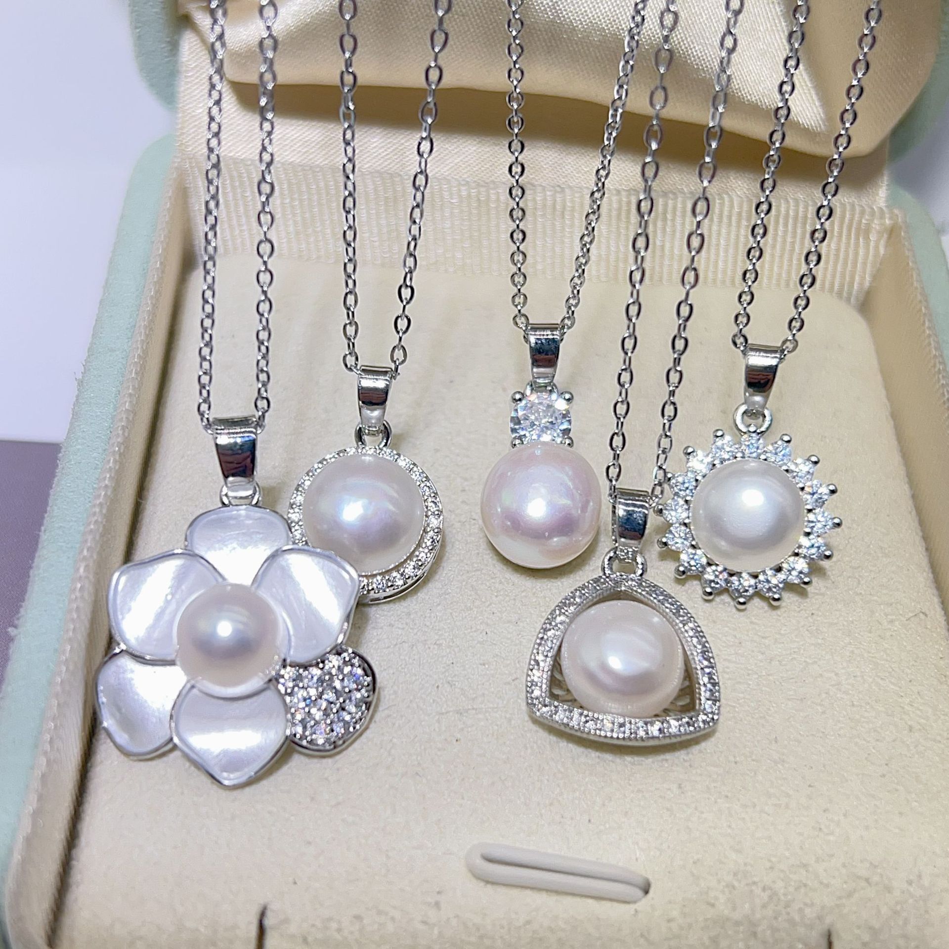 Simple Small Fresh Freshwater Pearl Small Goldfish Pendant Necklace Niche Collarbone Chain