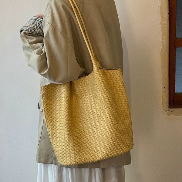 2026 New Woven Tote Bag for Women Large Capacity Single Shoulder Commute Bag Handheld Bag Underarm Bag