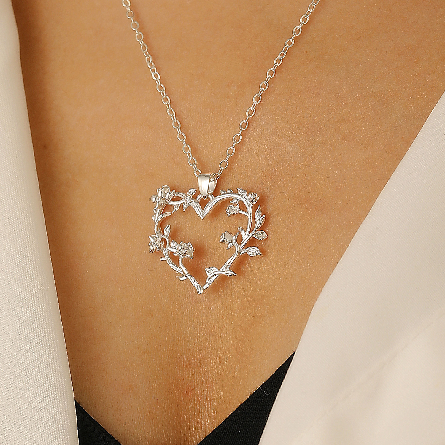 Love Rose Flower Necklace Women Gothic Winding Flower Heart Collarbone Chain Valentine's Day