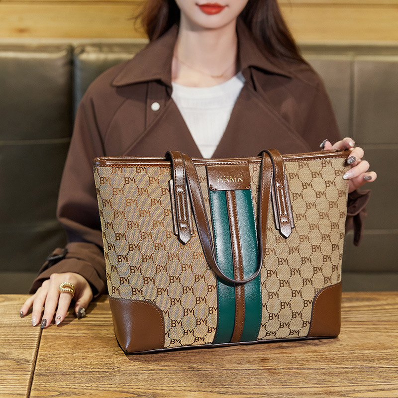 Tote bag women's 2026 new casual underarm bag women's bag lightweight handbag commuting large capacity single shoulder bag