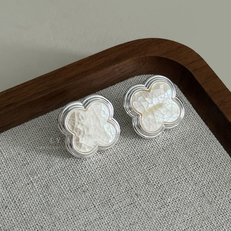 Natural Mother-of-Pearl Shell Stud Earrings Simple Commuter Daily Earrings for Women