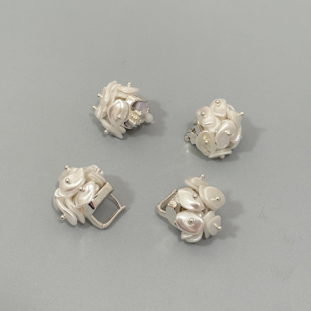 Camellia earrings for women, cool metal style niche ear clips, simple sweet woven pearl earrings