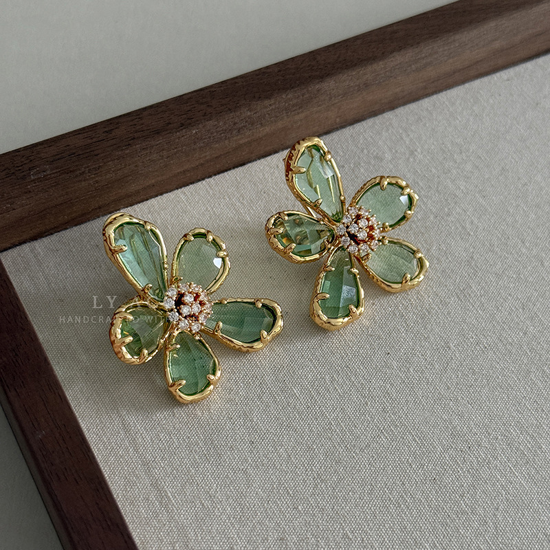 Cool and Transparent Multi-Faceted Three-Dimensional Petal Stud Earrings Exaggerated Transparent Crystal Flower Earrings