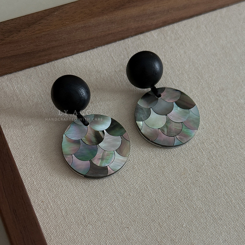 Natural White Butterfly Shell Pearl Stud Earrings Gentle Iridescent Mother-of-Pearl Fan-Shaped Earrings Beach Vacation Style Earrings