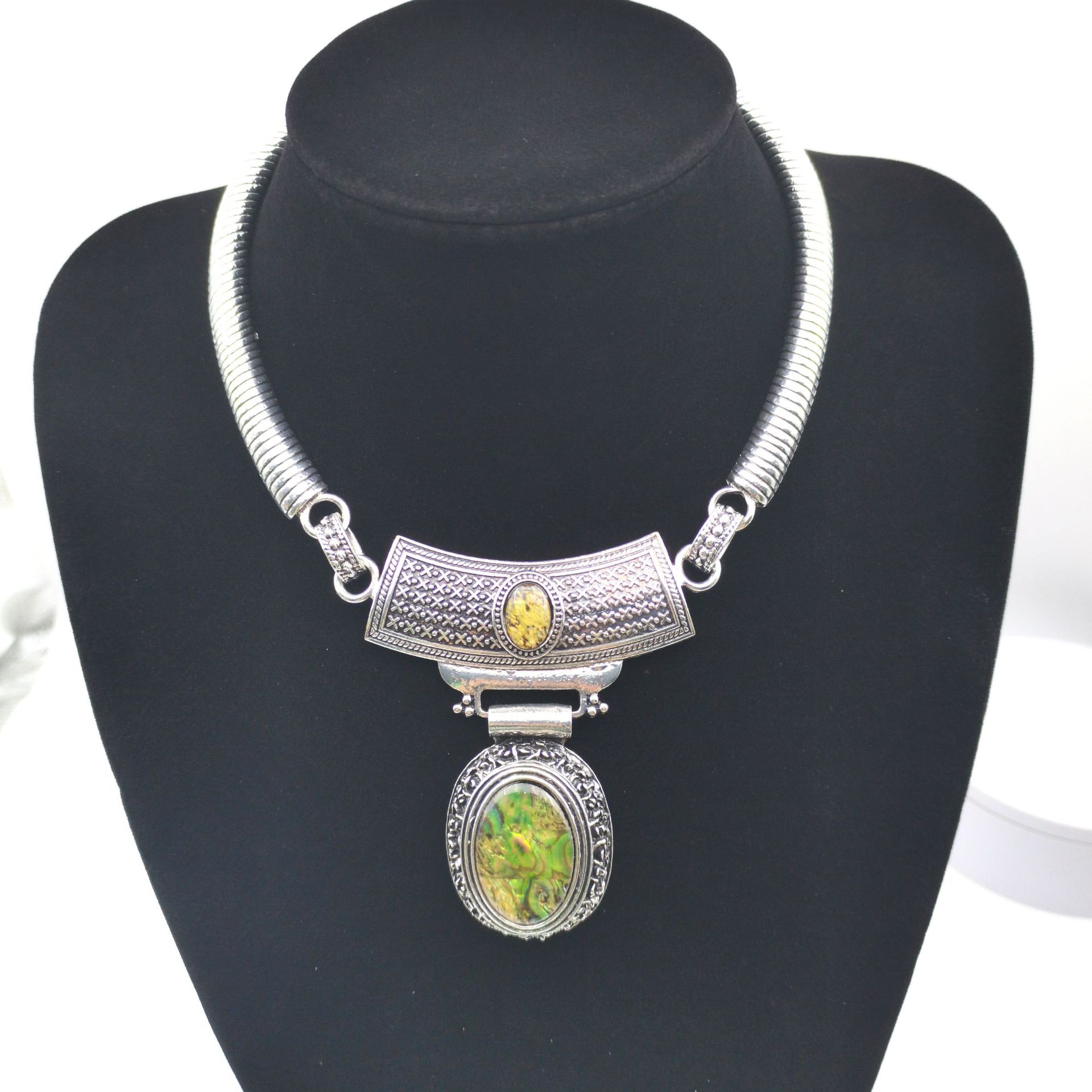 Short hollow elephant turquoise shell pendant necklace