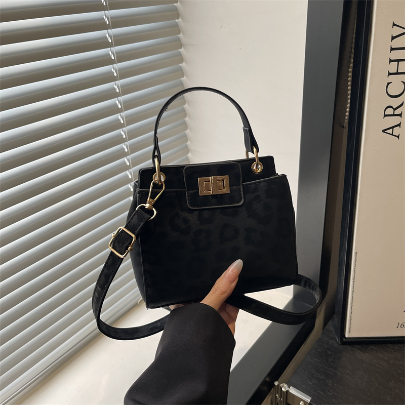 Single shoulder casual small square bag simple 2026 early spring new crossbody bag