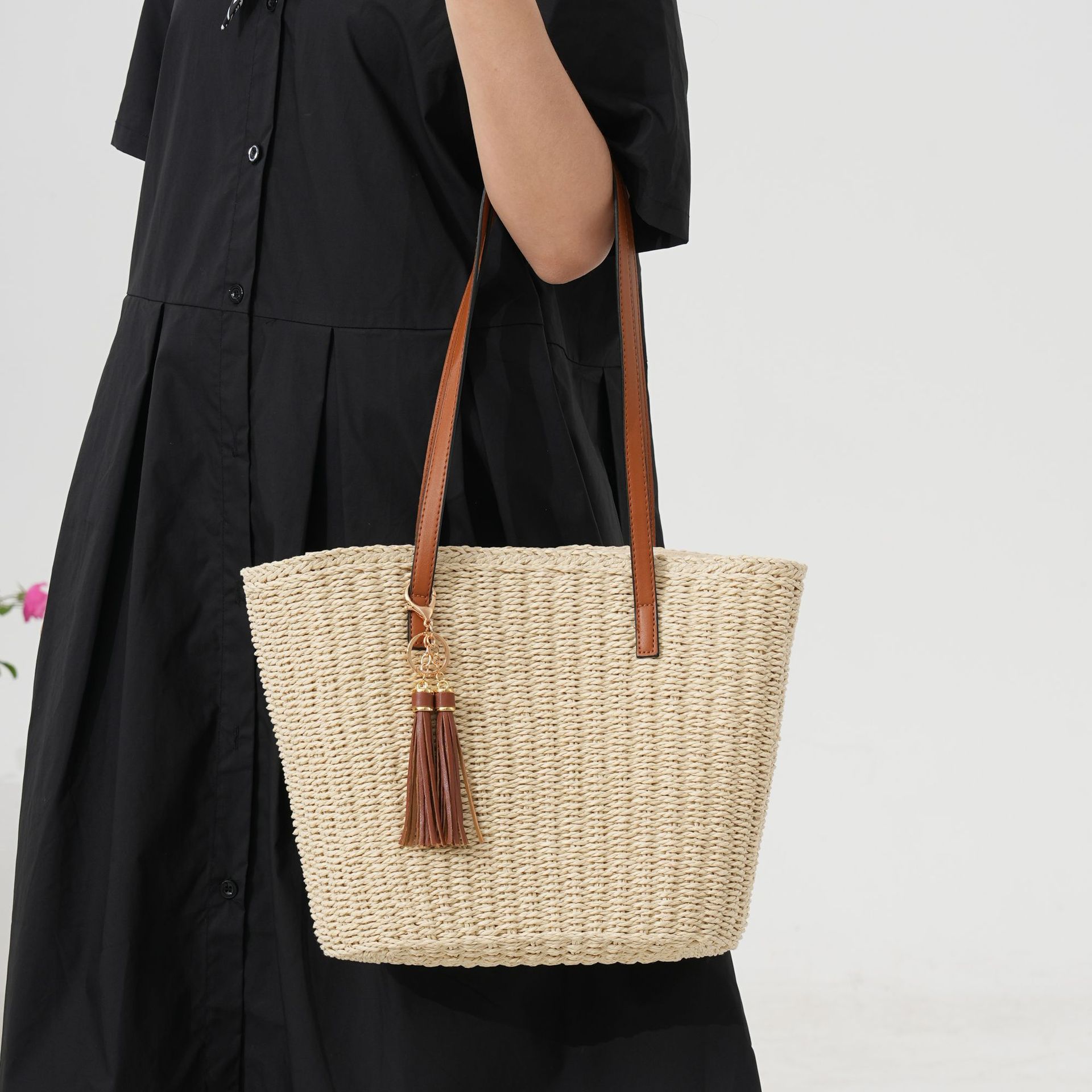 New Fringe Straw Bag Single Shoulder Basket Woven Bag Women's Bag Large Capacity Handheld Tote Bag Vacation Beach Bag