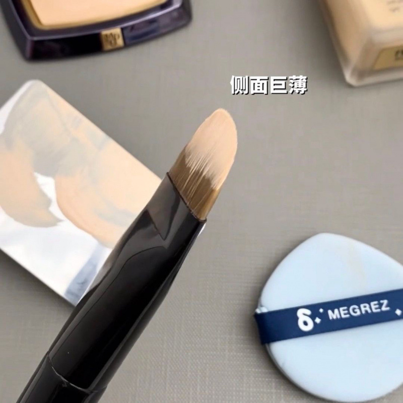 New flat round foundation brush Cangzhou makeup brush large tongue type no powder absorption mask brush foundation liquid makeup tool
