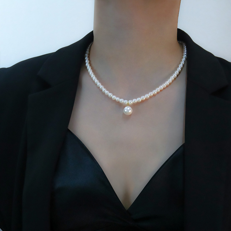 Natural freshwater pearl necklace women's 2025 new niche clavicle chain spring/summer sweater neck chain