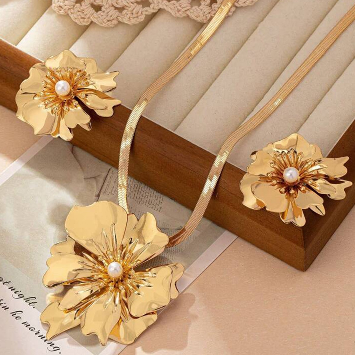 New accessory flower set with pearl snake bone necklace and earrings