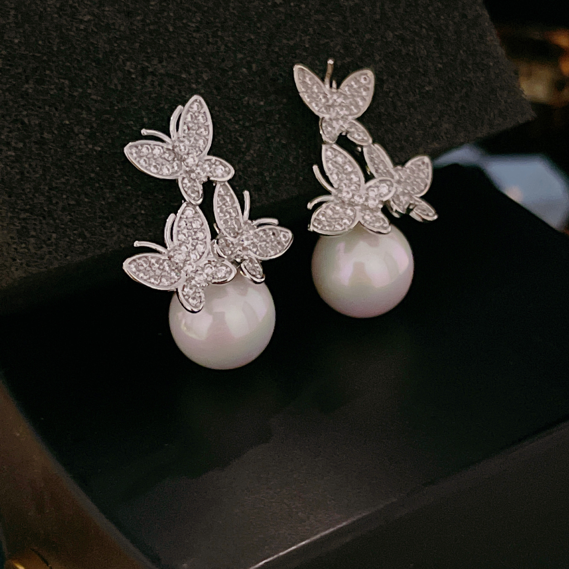 Silver Needle New Super Sparkling Full Diamond Lily Ear Studs Women Pearl Earrings Ear Drops
