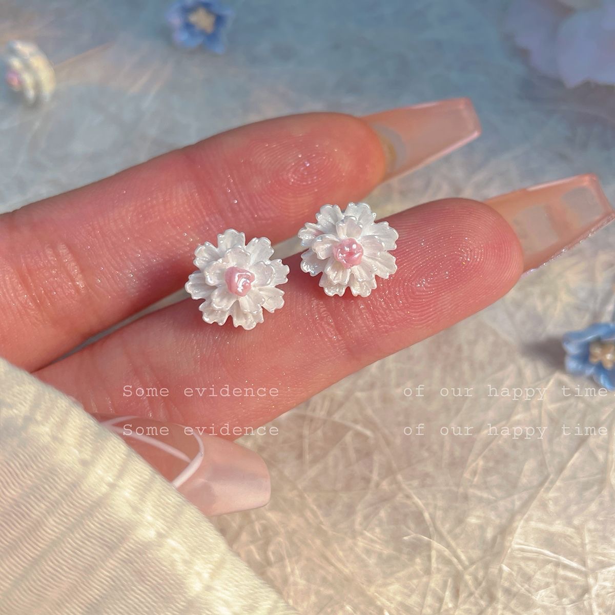 白色粉芯山茶花耳钉