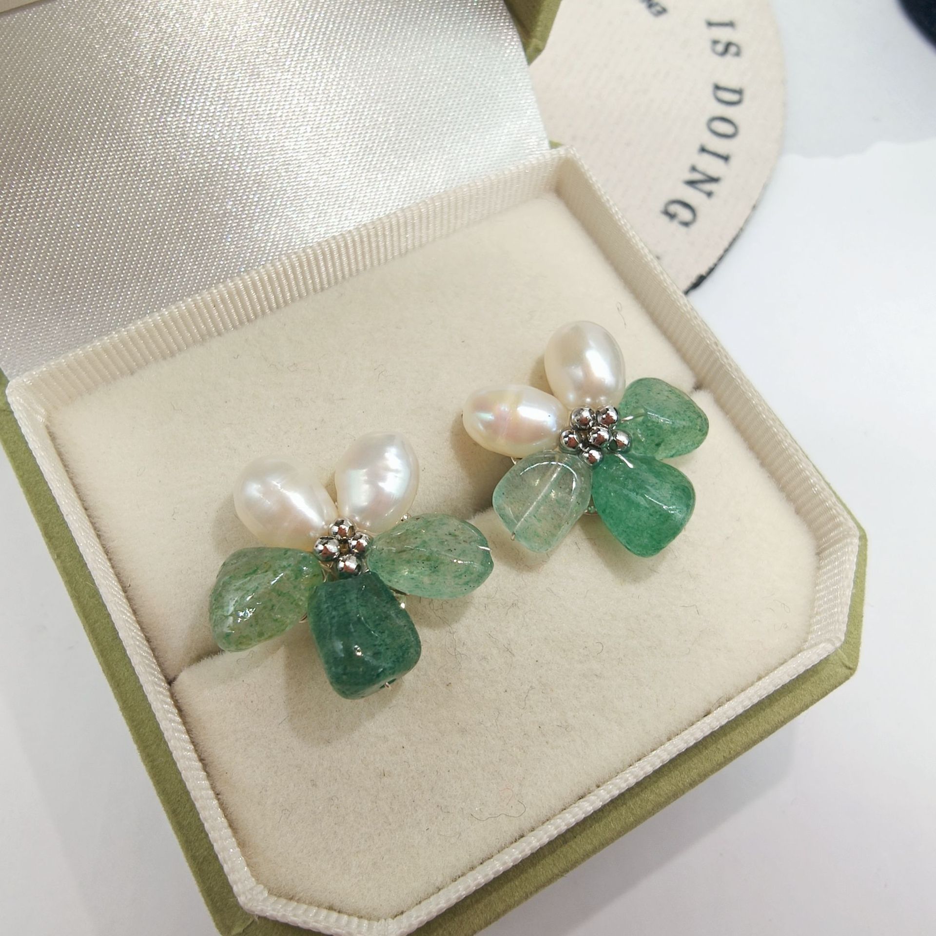 5107绿草莓晶色珍珠银色耳钉