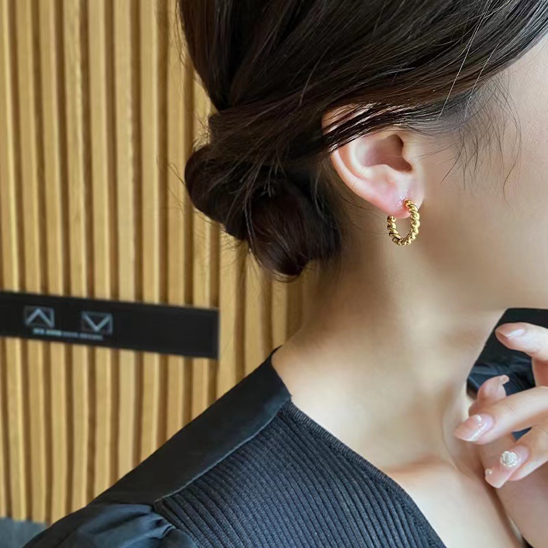 Twisted circle ear clips for women, new gold plain circle earrings