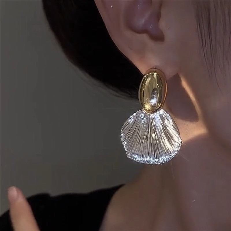Shell Design Earrings Women Niche Ear Accessories 2025