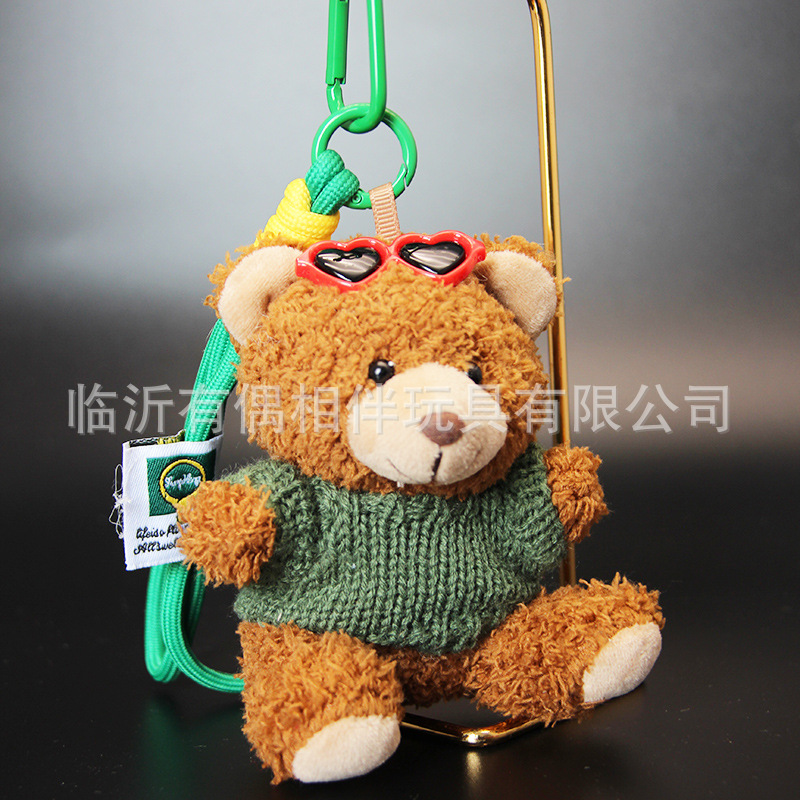 深色小熊绿色毛衣