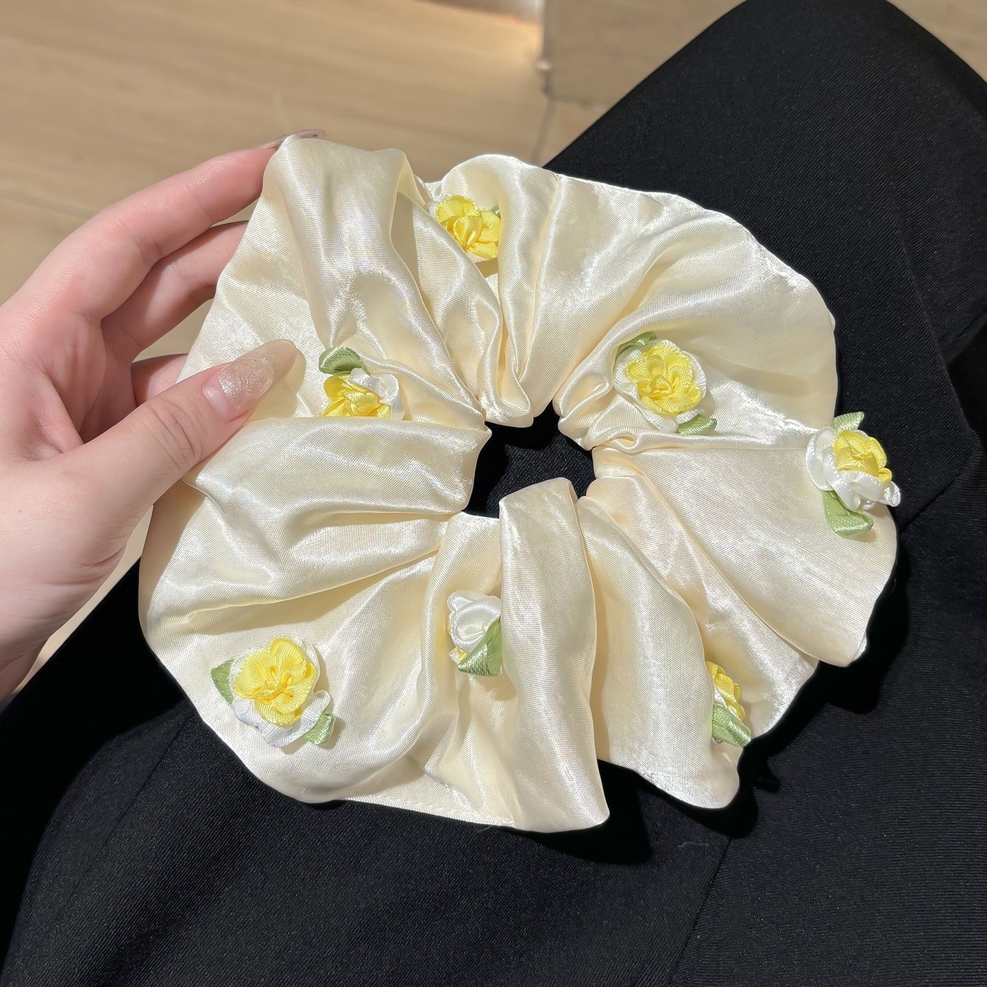 89#奶油黄立体玫瑰缎面约19cm