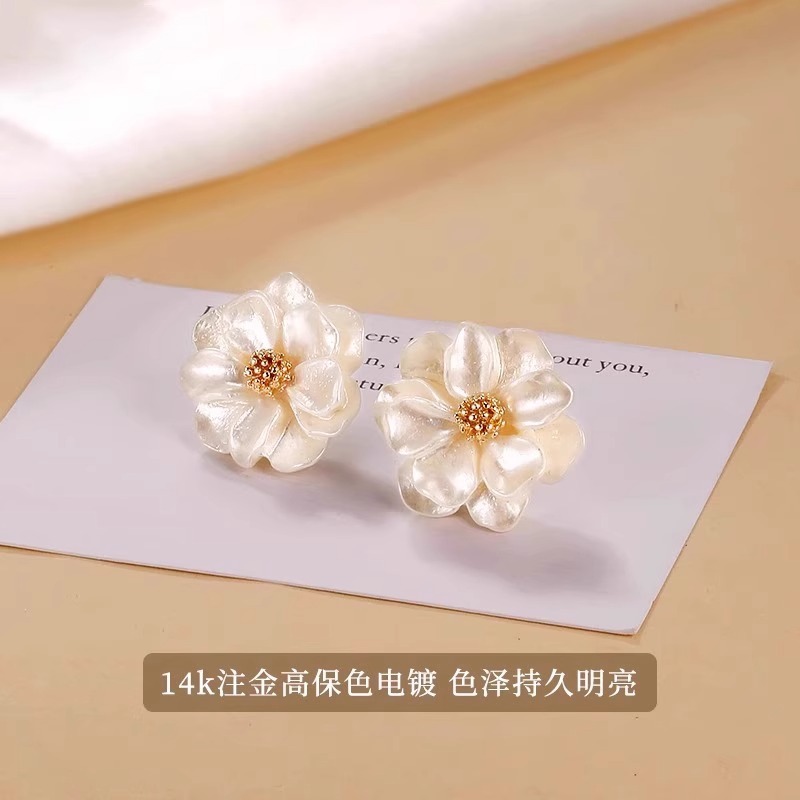 White Silver Camellia Ear Studs for Women s925 Silver Needle Niche 2025 New Earrings Earrings