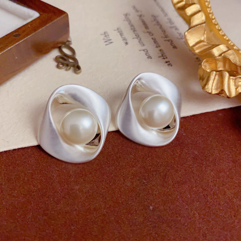 Exaggerated Metal Brushed Geometric Pearl Earrings Women Simple Ear Accessories