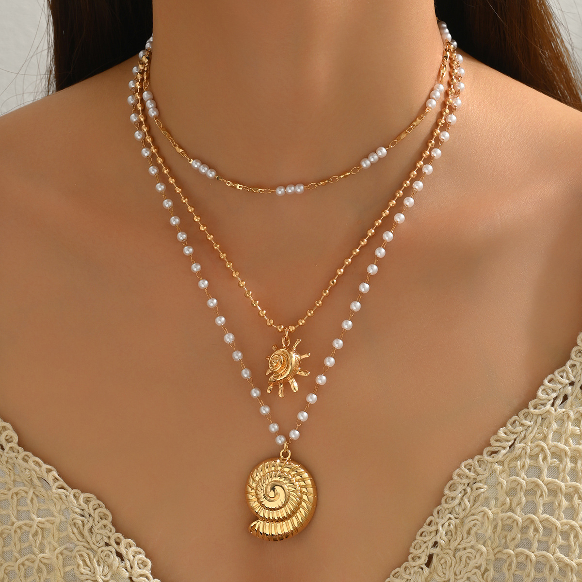 Simple and eco-friendly zinc alloy large conch pendant necklace for women with pearl handmade chain