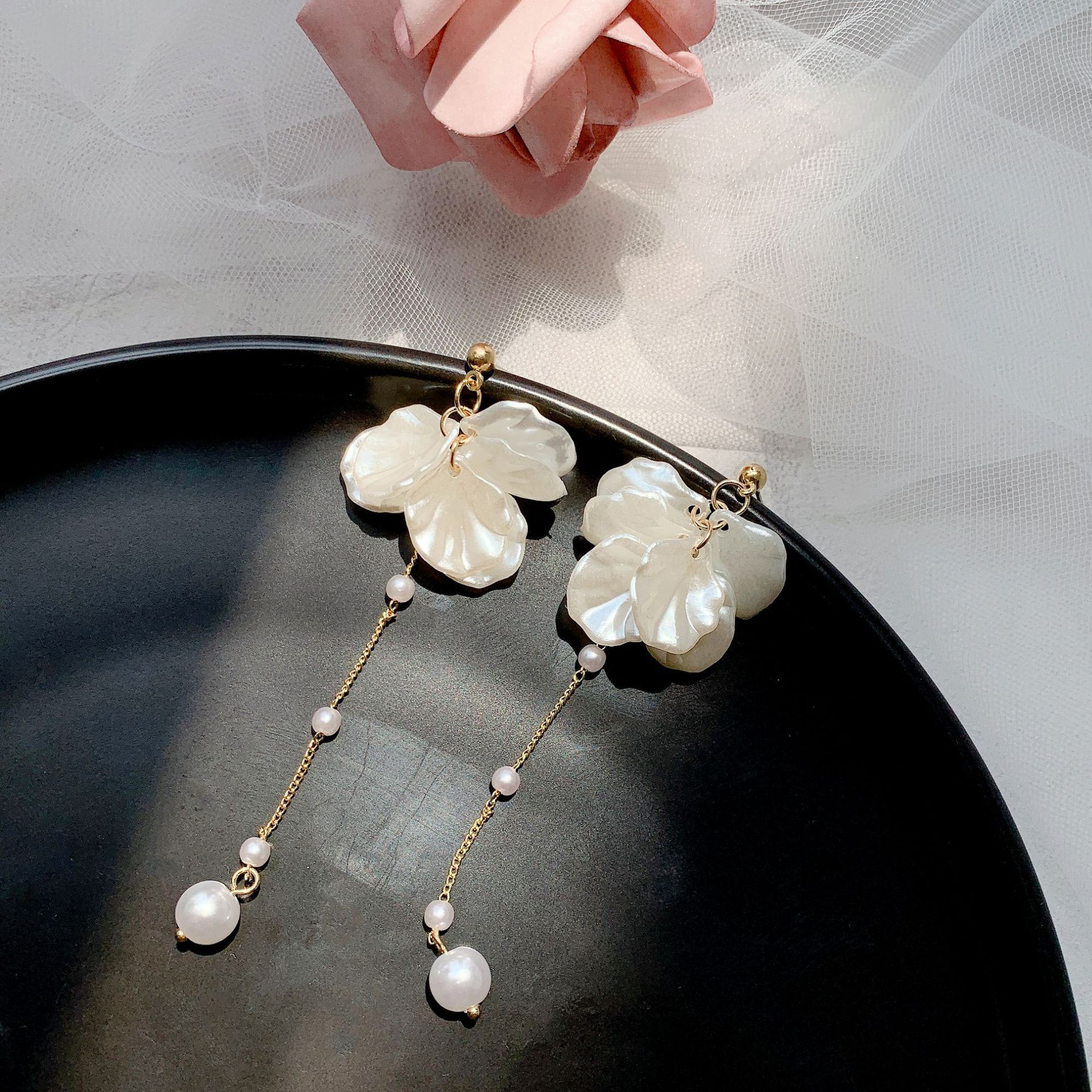 New Elegant Shell Petal Tassel Earrings Simple Pearl Earrings for Women