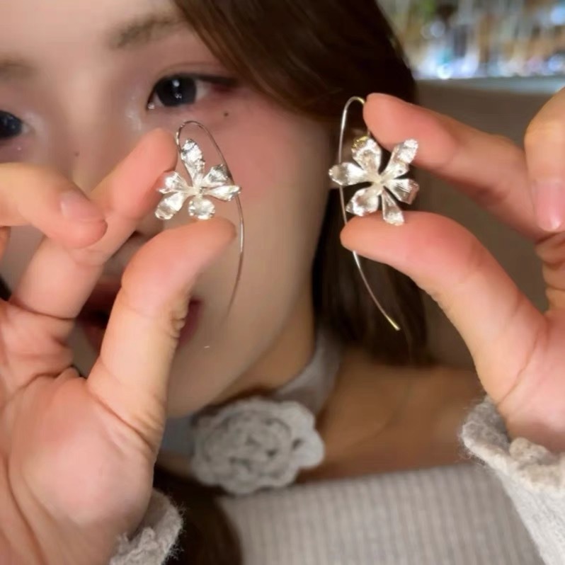 49#素银金属感鸢尾花朵耳钩