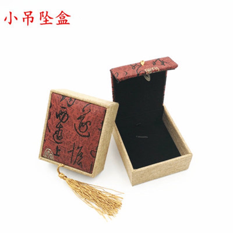 红面书法流苏小吊坠盒