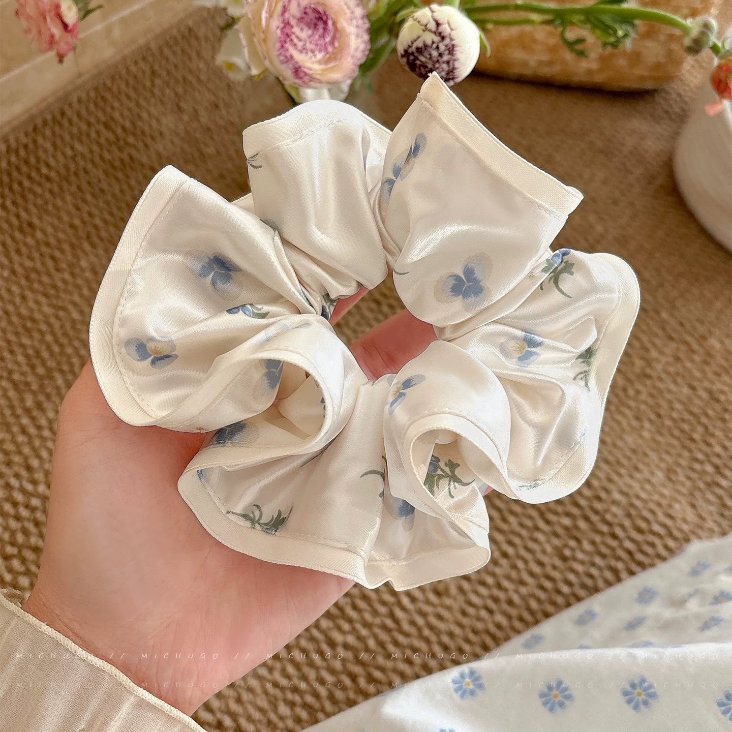91#珍珠白缎面蓝紫色花朵印花发圈约14cm