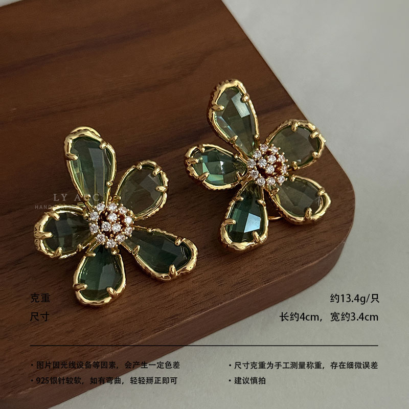 Cool and Transparent Multi-Faceted Three-Dimensional Petal Stud Earrings Exaggerated Transparent Crystal Flower Earrings