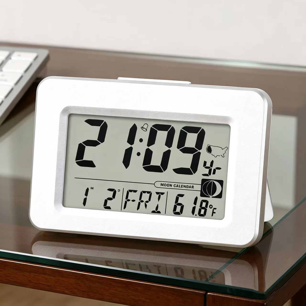 American-style digital automatic time-setting Japanese electronic radio-controlled clock, smart snooze clock, night-light alarm clock, German radio-controlled clock