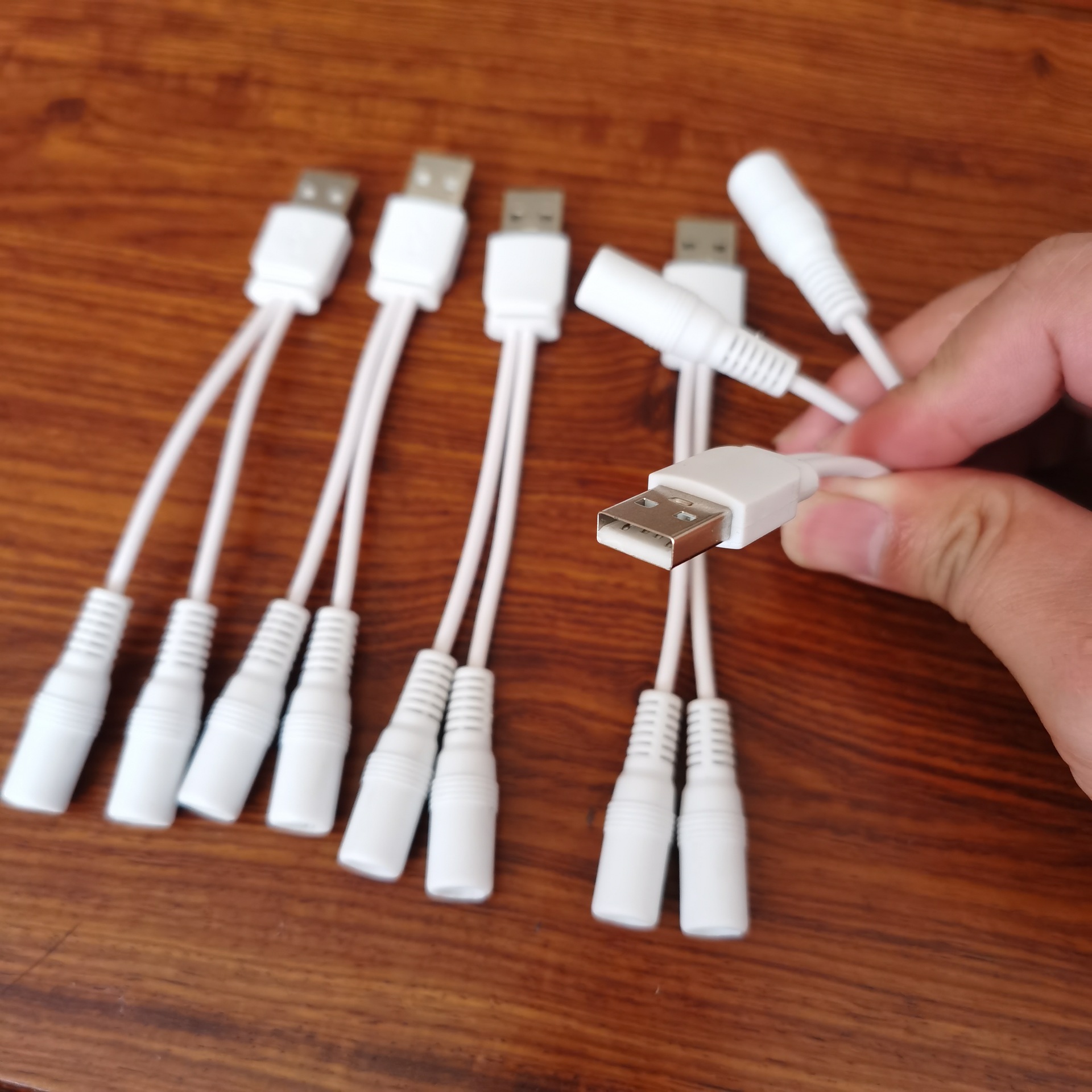 DC5.5 one-to-two splitter cable for lighting, audio, charging data