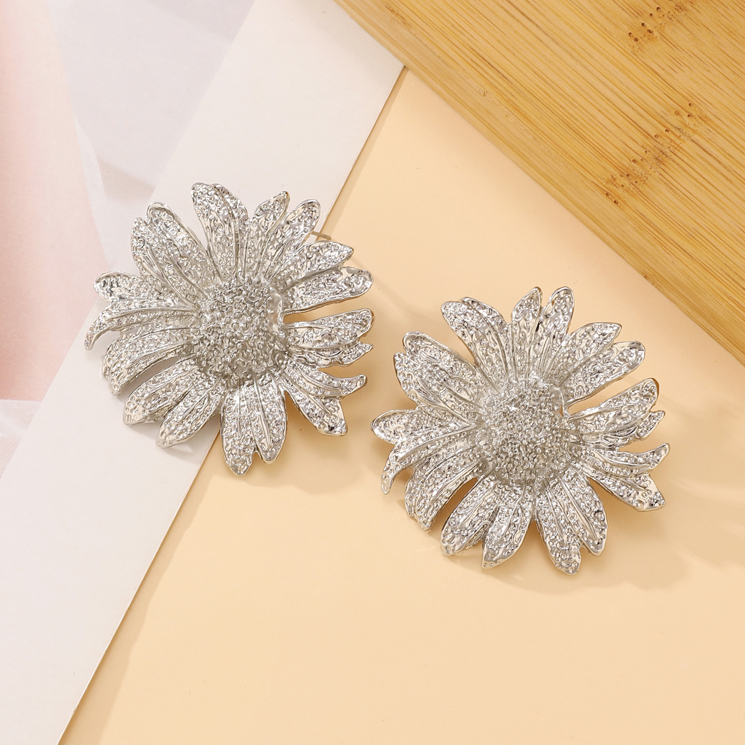 Exaggerated beach style alloy conch earrings for women, marine animal earring accessories