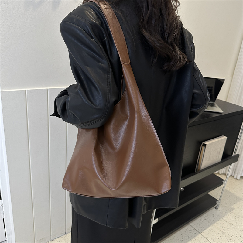 Large capacity texture soft leather commuting bag women 2026 autumn winter new single shoulder underarm tote bag