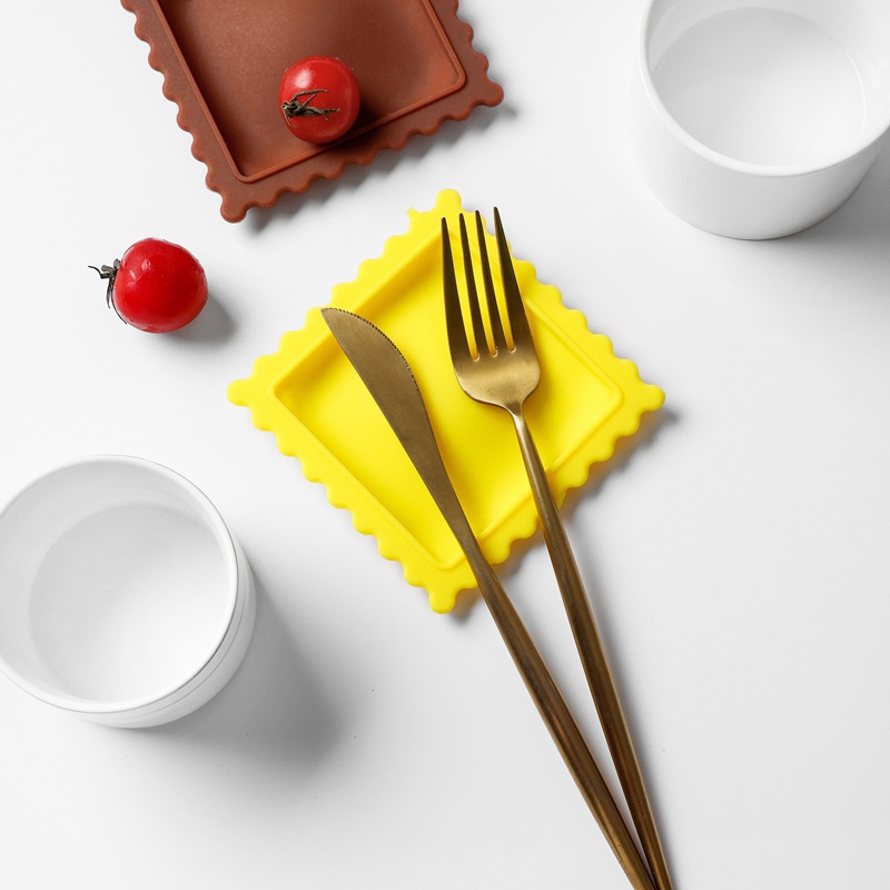 Thickened silicone spoon pad soup spoon spoon cookie shape cartoon desktop silicone heat insulation anti-scald pad