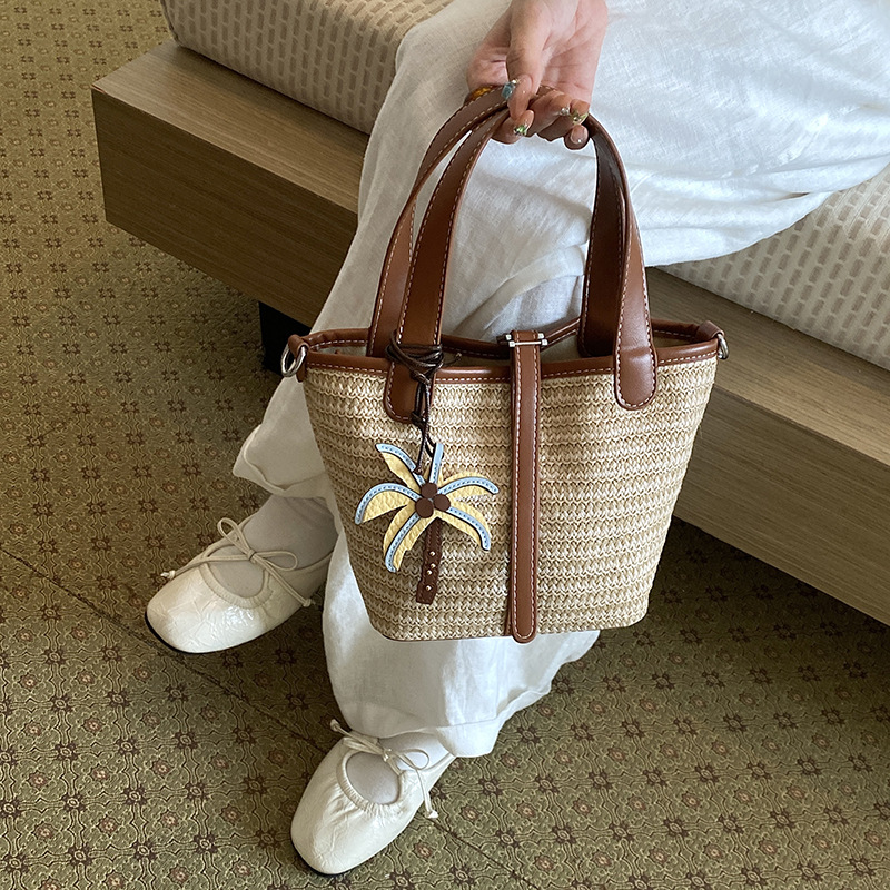 2026 New Woven Bucket Bag for Women Vacation Style Straw Handbag Crossbody Bag Large-Capacity Single-Shoulder Bag